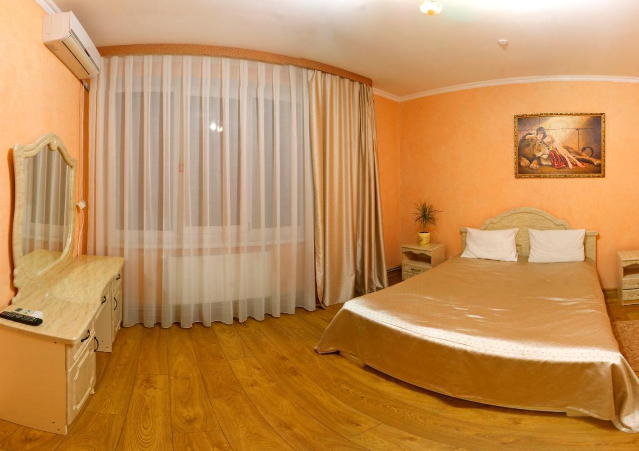 De Luxe Hotel คมิลนิก ภายนอก รูปภาพ