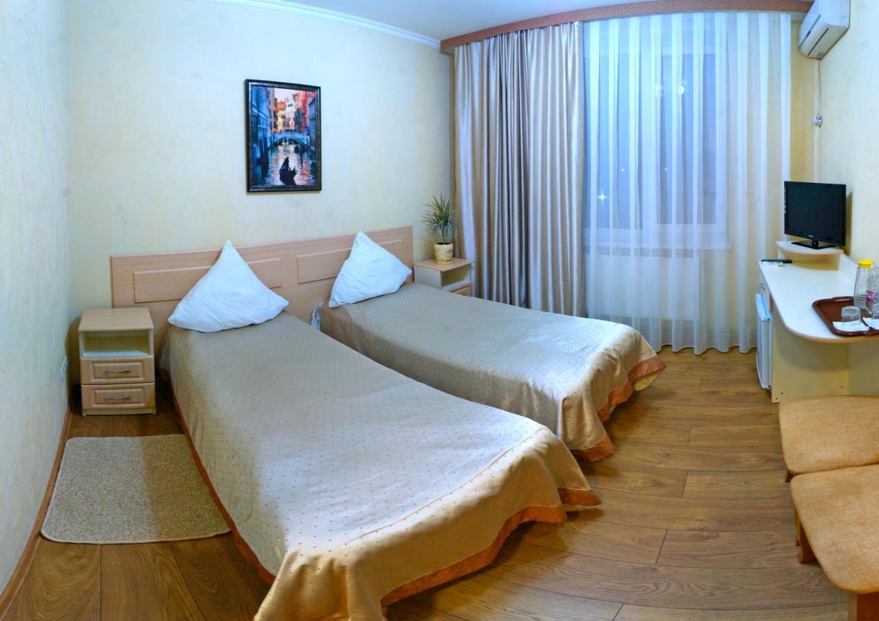 De Luxe Hotel คมิลนิก ภายนอก รูปภาพ