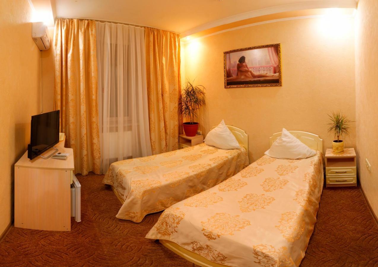 De Luxe Hotel คมิลนิก ภายนอก รูปภาพ